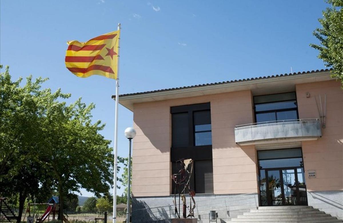 Imatge d’avui de la façana de l’Ajuntament de Bordils (Gironès), amb l’estelada al balcó després que la Junta Electoral Central ha ordenat la retirada de les banderes independentistes dels ajuntaments, edificis públics i col·legis electorals.