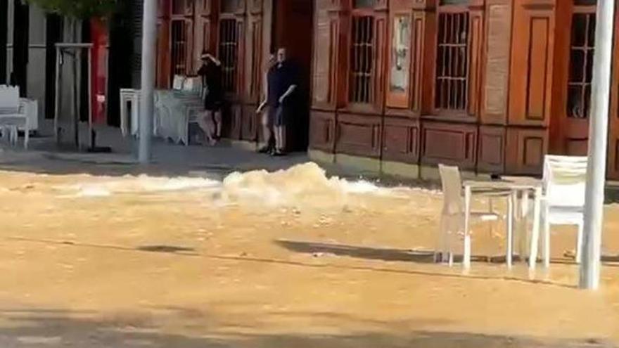 Un gran reventón en la plaza Salamero provoca cortes de tráfico en el centro de Zaragoza