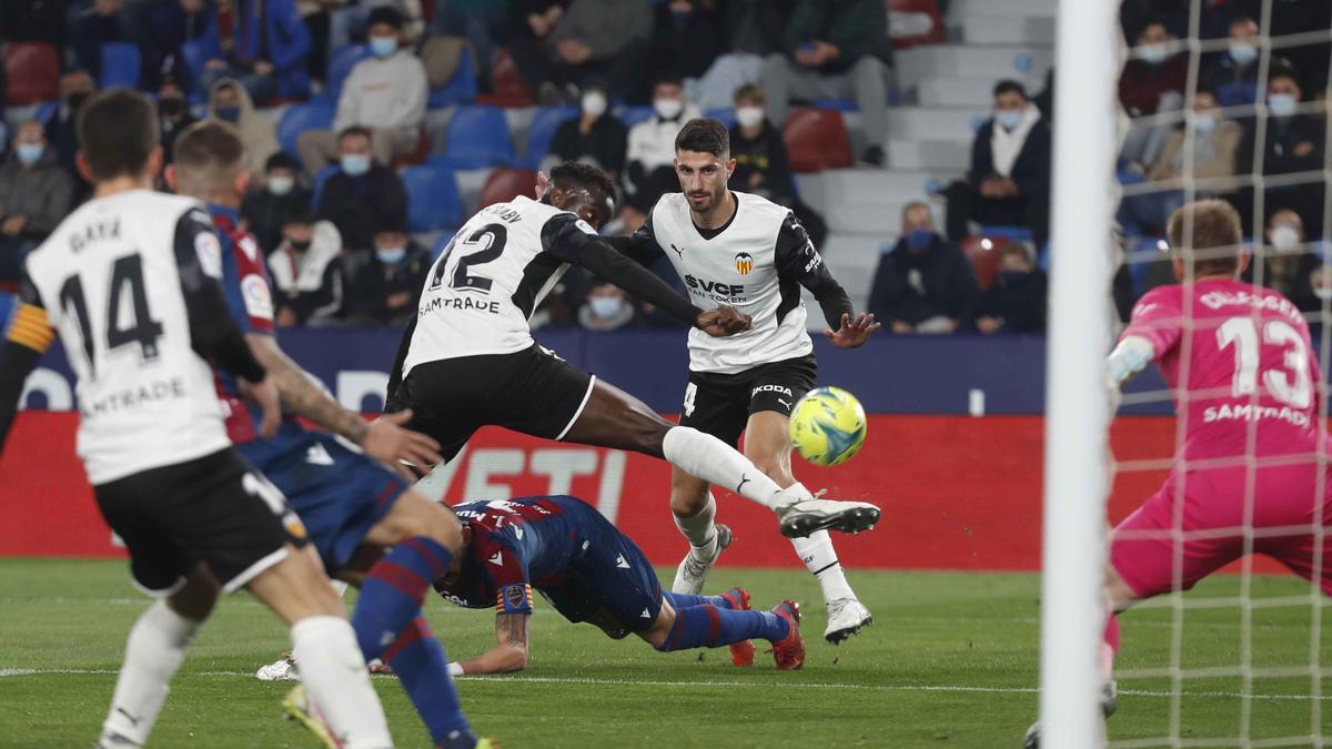 Las Imágenes del Derbi entre Levante UD y Valencia CF en el Ciutat
