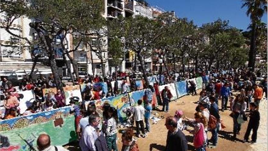 Blanes aplega més de 900 escolars pintant murals al carrer