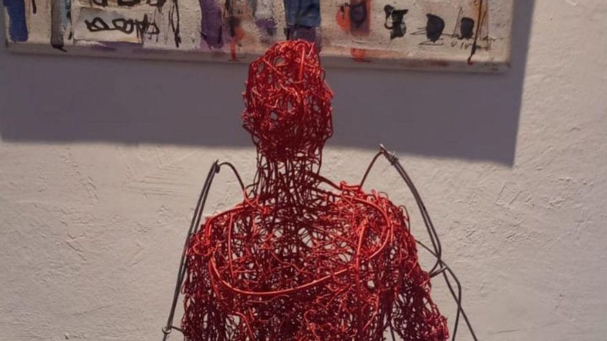 Diálogo entre esculturas y pinturas de Ángel Zabala y platos de barro decorados en Can Jeroni