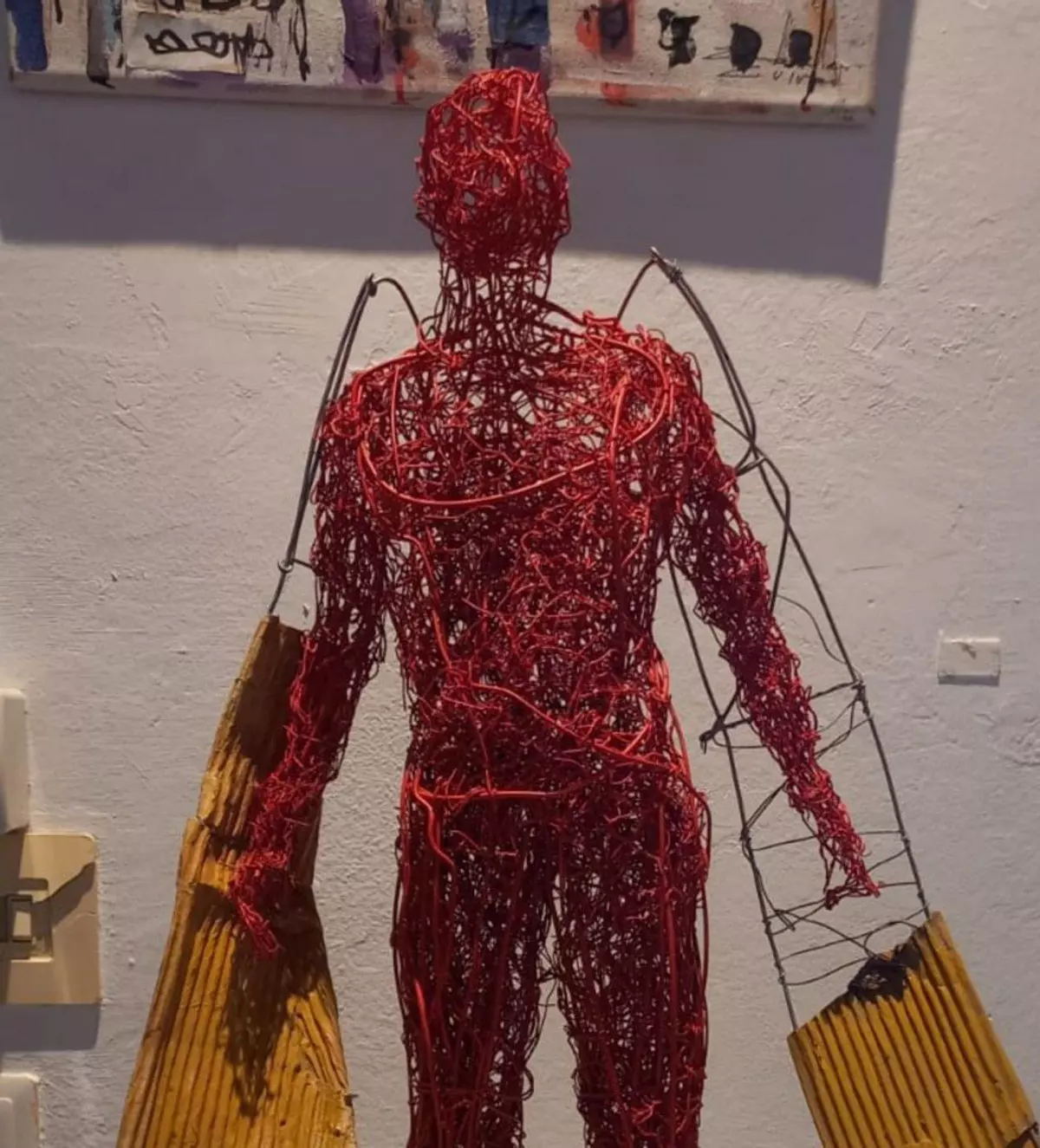 Diálogo entre esculturas y pinturas de Ángel Zabala y platos de barro decorados en Can Jeroni