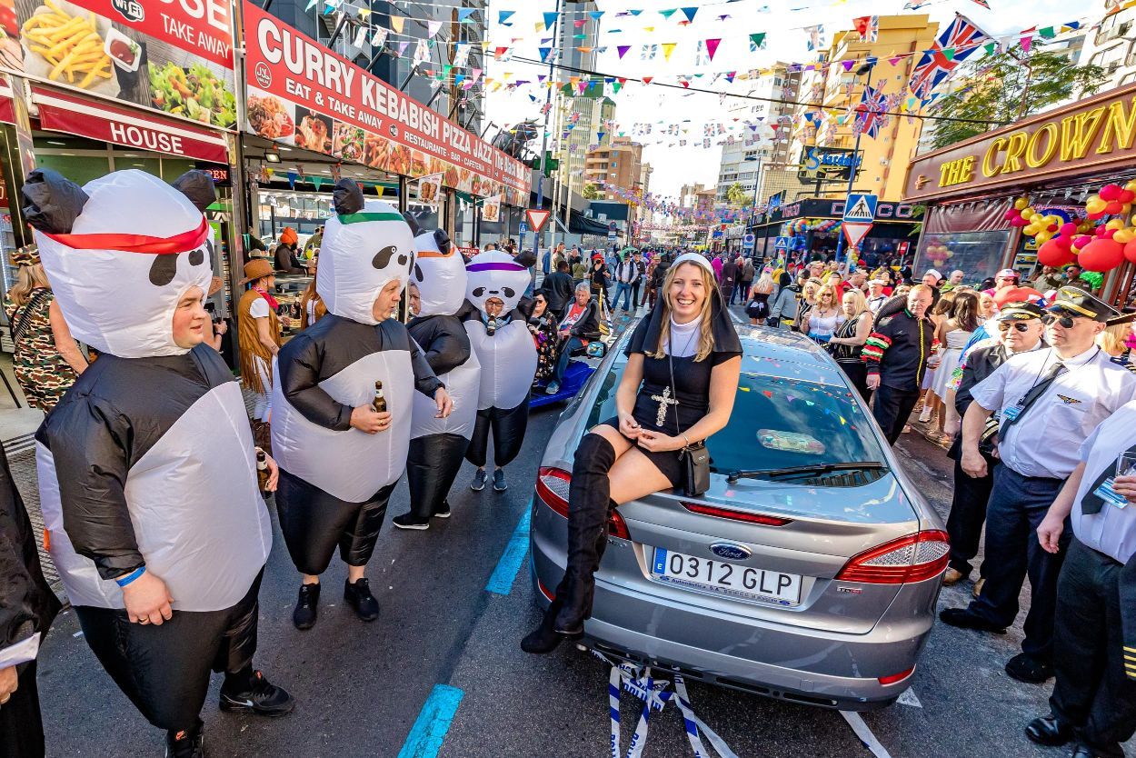 Los británicos desafían a la lluvia y celebran su "Fancy Dress Party" en Benidorm