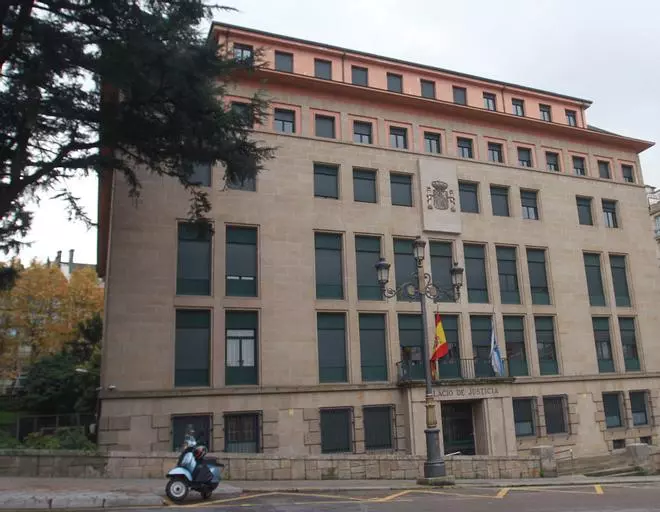 A juicio en Ourense una acusada de asestar una navajada a un hombre debajo del ojo