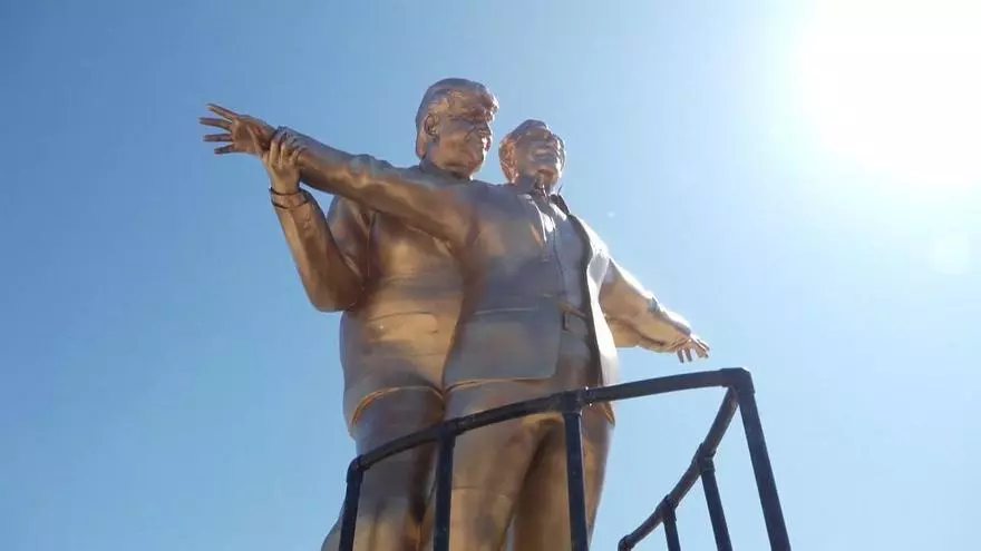 Una estatua de Trump y Epstein al estilo "Titanic" aparece frente al Capitolio de Estados Unidos
