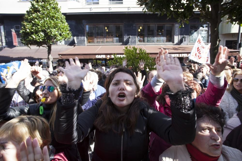 Multitudinaria manifestación contra el impuesto de sucesiones ante la Junta