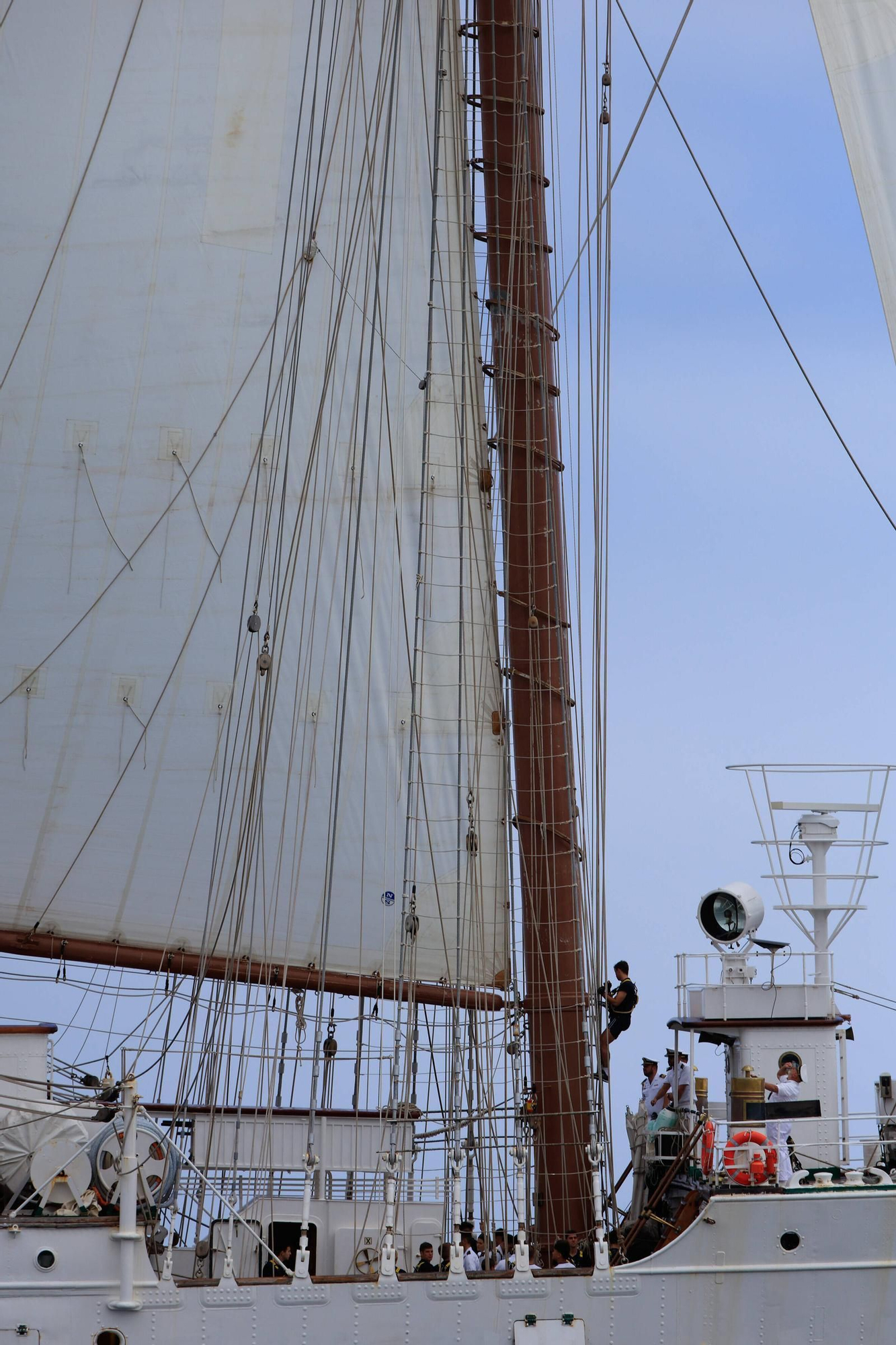 En imágenes: así se despidieron más de 40 embarcaciones del "Elcano" y la "Blas de Lezo" surcando la costa de Gijón