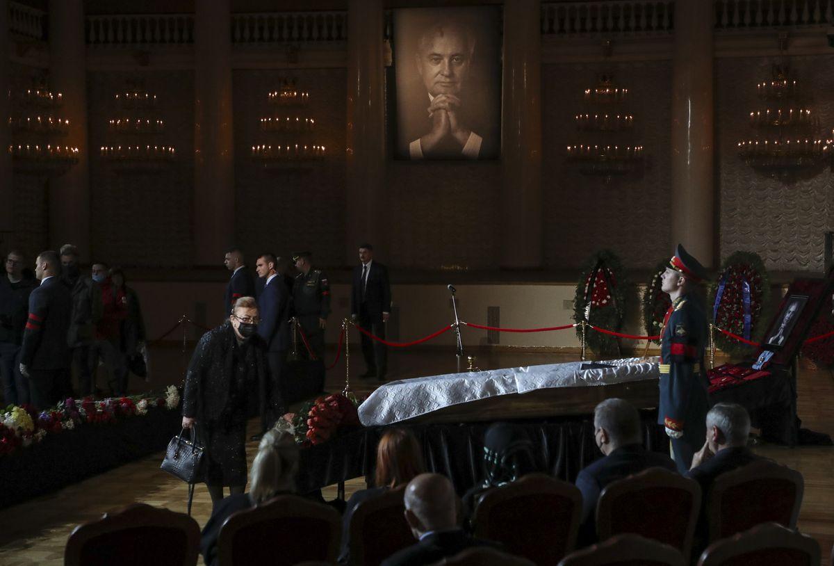 Una mujer reacciona cerca del ataúd con el cuerpo del fallecido expresidente soviético Mikhail Gorbachov, durante la ceremonia de despedida en el Salón de las Columnas de la Casa de los Sindicatos en Moscú, Rusia.