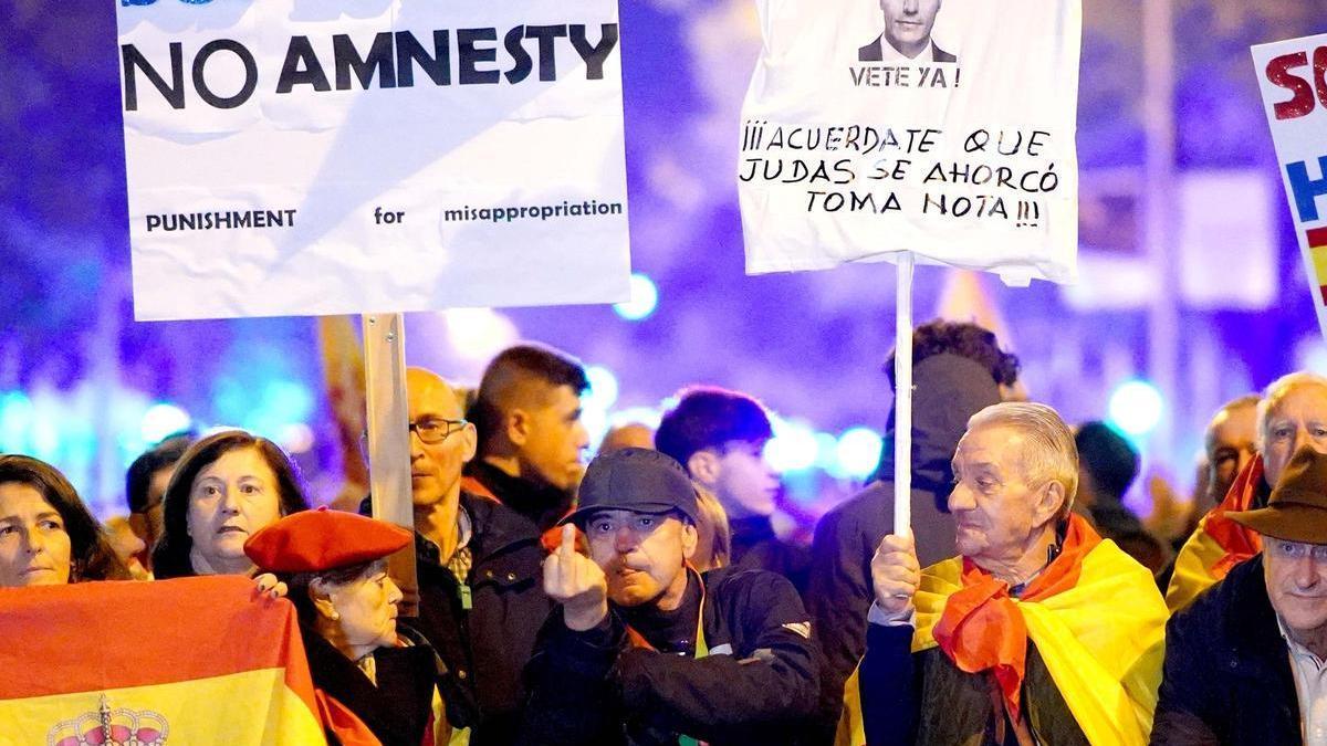 Un hombre insulta a la prensa en el escrache de Ferraz del 17 de noviembre.