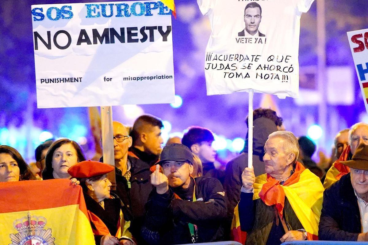 Un hombre insulta a la prensa en el escrache de Ferraz del 17 de noviembre.