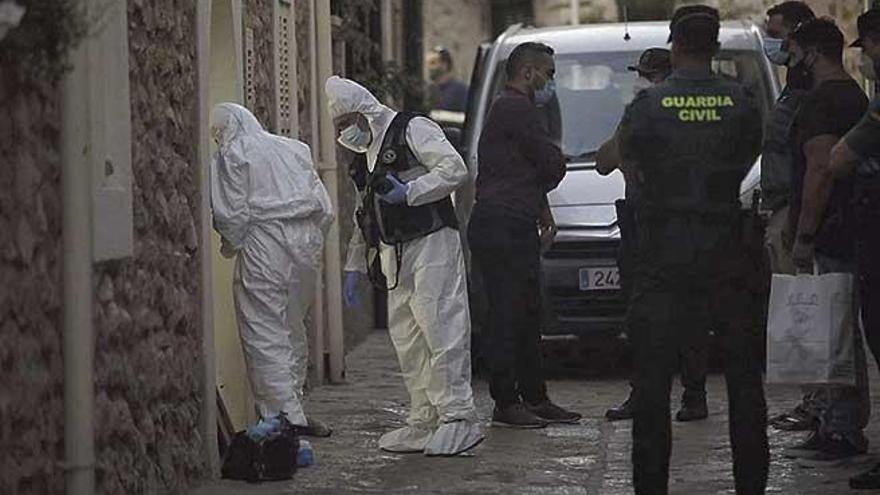 Agentes de la Guardia Civil, ayer ante la vivienda donde fueron hallados los cadáveres, en Esporles.