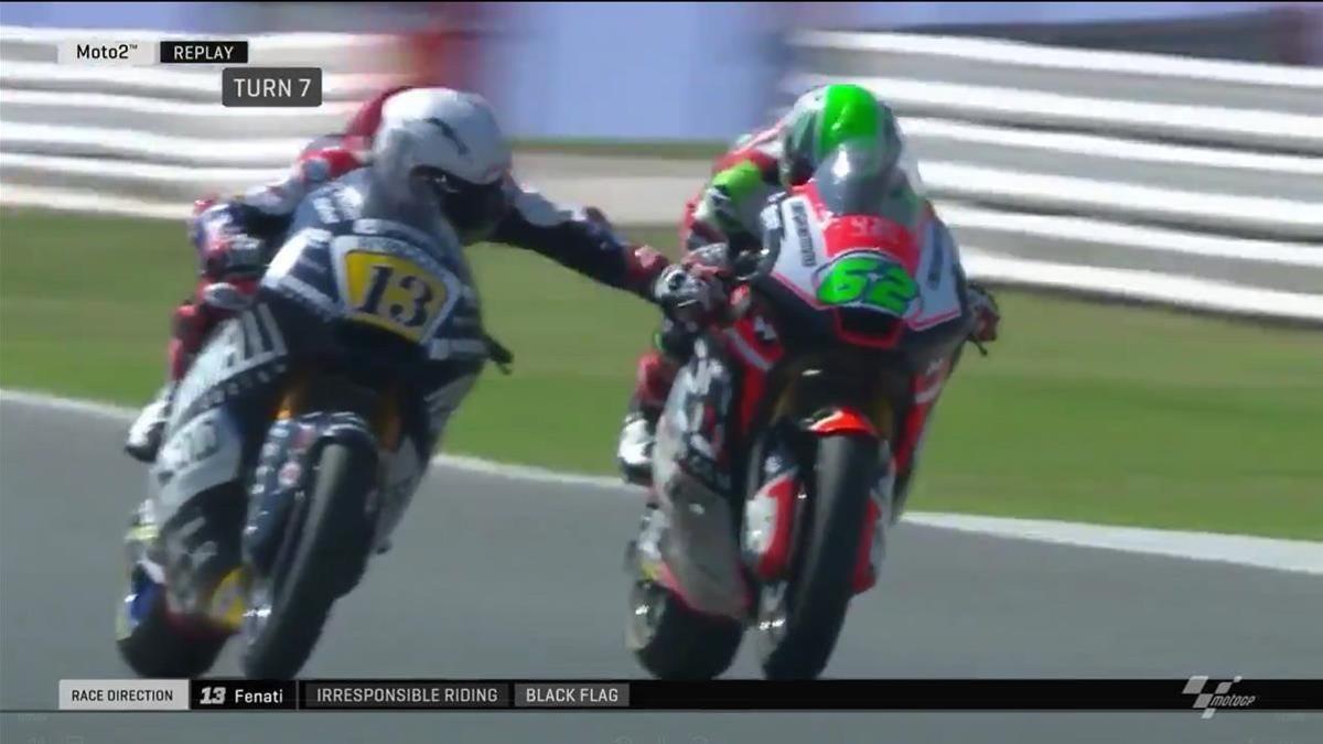 Momento en el que Fenati toca el freno de Manzi en la carrera de Misano