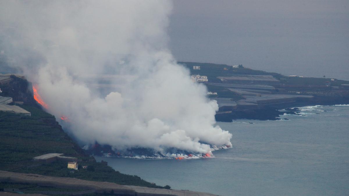 La colada de lava del volcà de La Palma arriba al mar