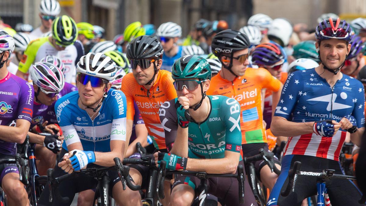 Salida de etapa de la Vuelta Ciclista a la Comunitat desde Alicante