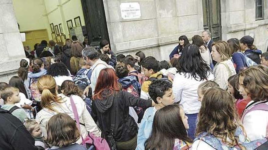 Alumnos de Primaria acceden al Colegio Eusebio da Guarda.