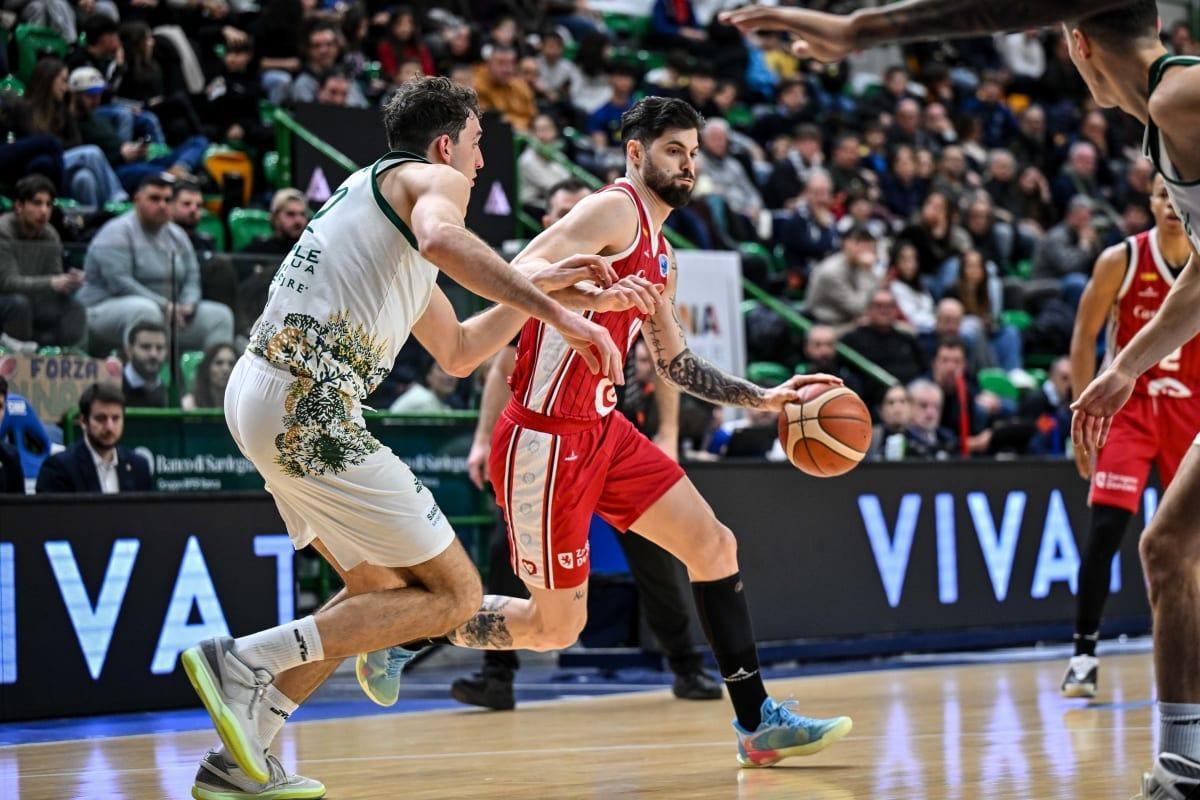 Santi Yusta conduce el balón en el choque ante el Dinamo Sassari.
