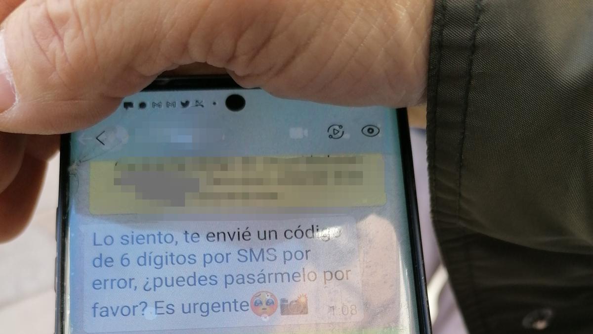 Un zamorano muestra el mensaje recibido