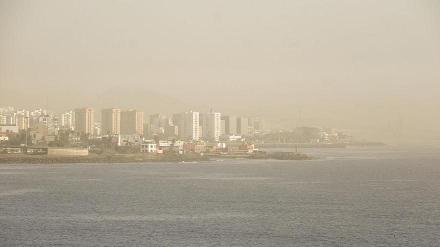 Canarias se achicharra este martes a casi 40ºC: ¿Cuándo se van el calor y la calima de las islas, según la Aemet?