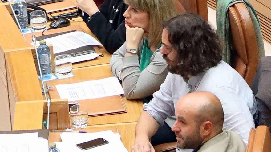 Carmen Santos, Antón Sánchez y Luís Villares, en la sesión de ayer.