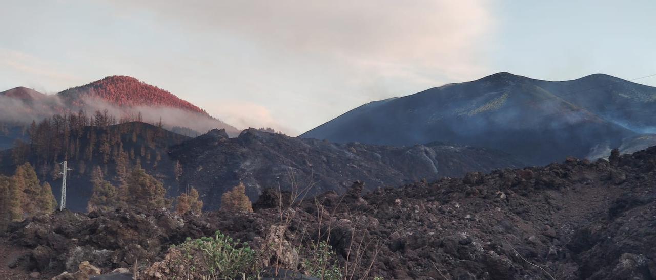 Pequeña actividad de fumarolas en una de las coladas más septentrionales del volcán de La Palma