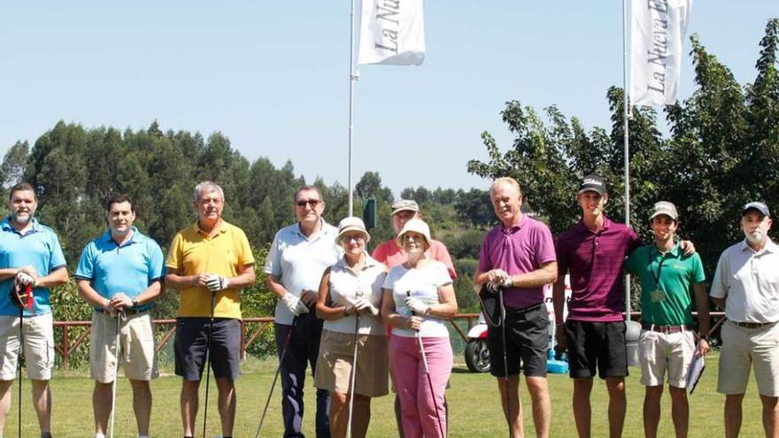 Varios equipos participantes en la competición, en el &quot;tee&quot; del hoyo 1 poco antes de salir a jugar. Por la izquierda: Jorge Argiz González, Francisco Puerta Muñoz, José Ramón Moro Oliva, José Díaz Fonseca, María Teresa Álvarez Cazón, Elías Javier Vega Caveda, Carmen García-Morán, Ángel de Soto Sampedro, Rodrigo Snowden, Gustavo Fernández y José Luis Díaz.