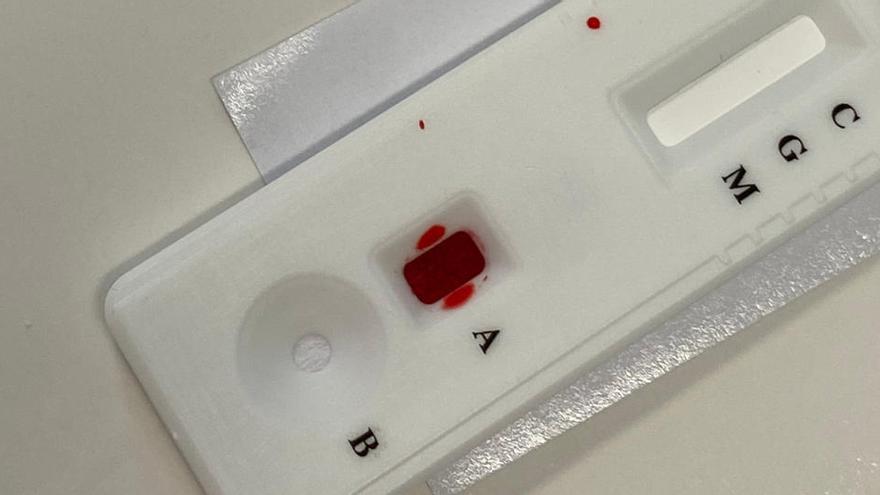 Un test serològic amb una gota de sang que marcarà si la persona és immune o no al coronavirus