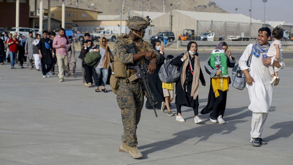 Civiles afganos evacuados por el ejército de los Estados Unidos.