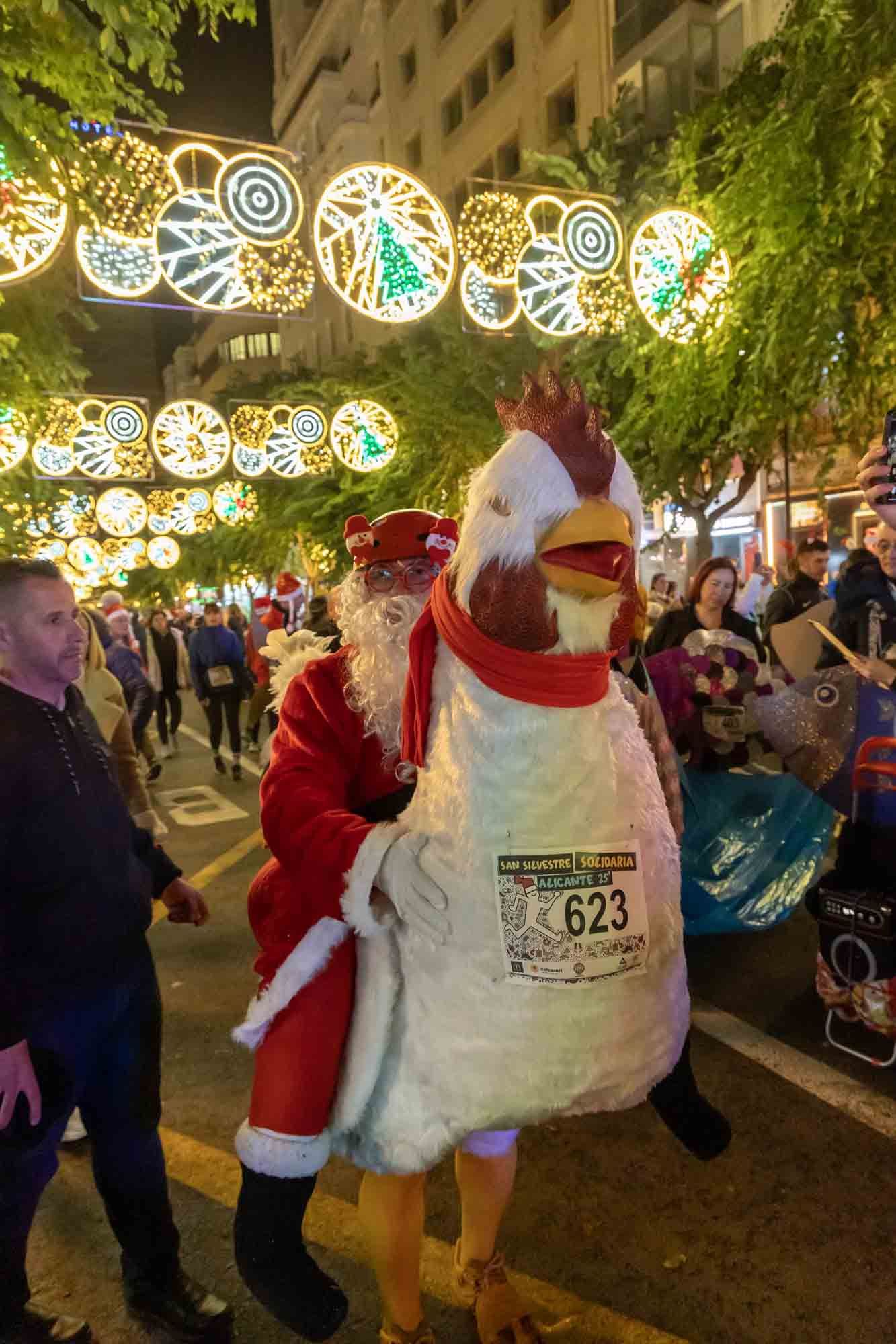 La San Silvestre de Alicante llena de colorido la ciudad