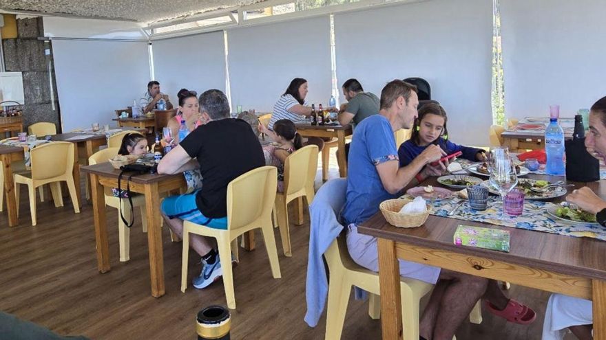Comensales en un restaurante de O Grove, la semana pasada.