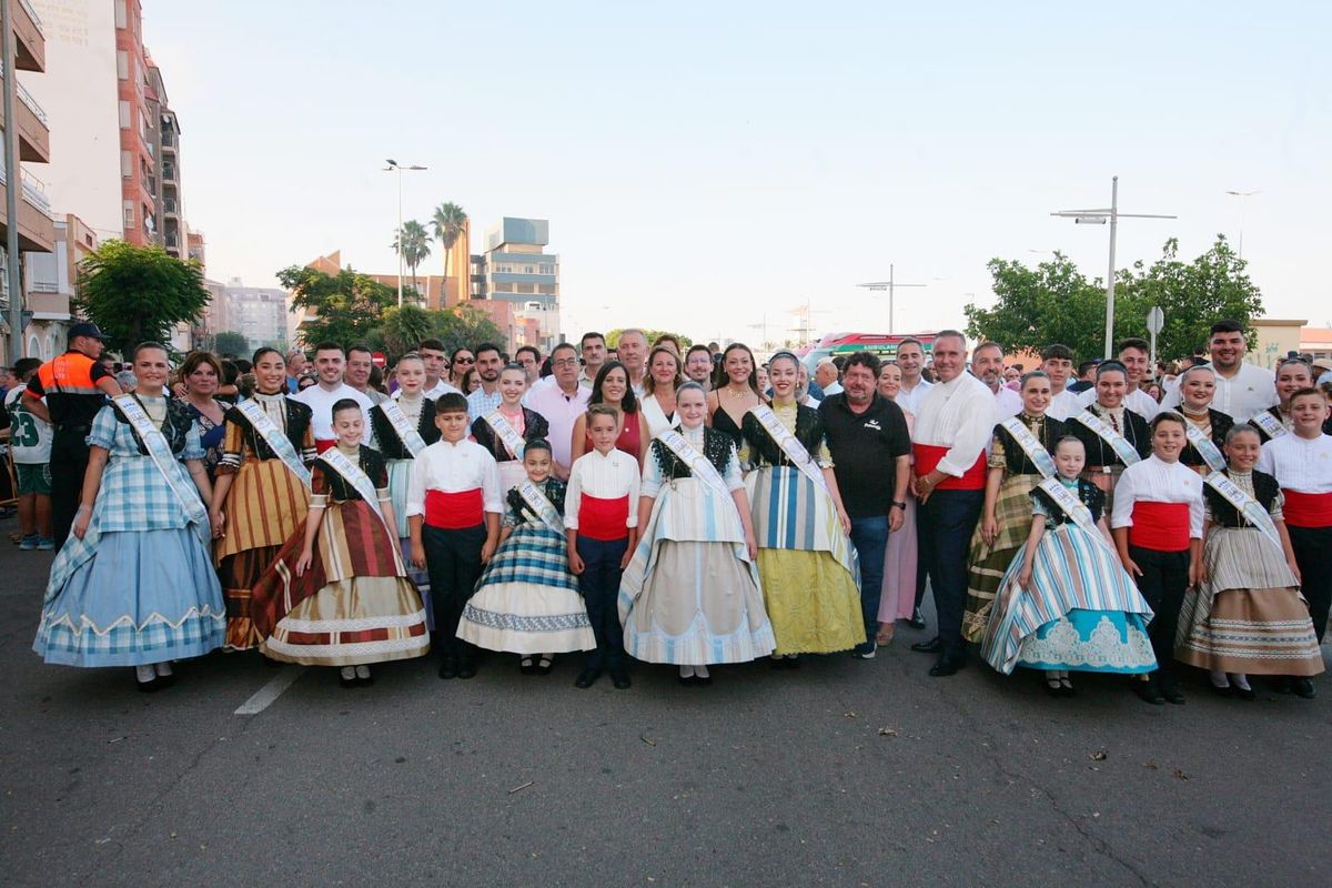Les reines i les corts, amb les autoritats, abans de la mascletà d'inici de Sant Pere 2025.