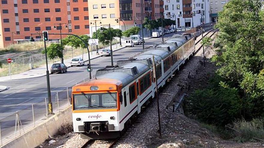 Imgen del automotor Alcoy-Xàtiva-Valencia a la entrada de esta ciudad en uno de sus recorridos.