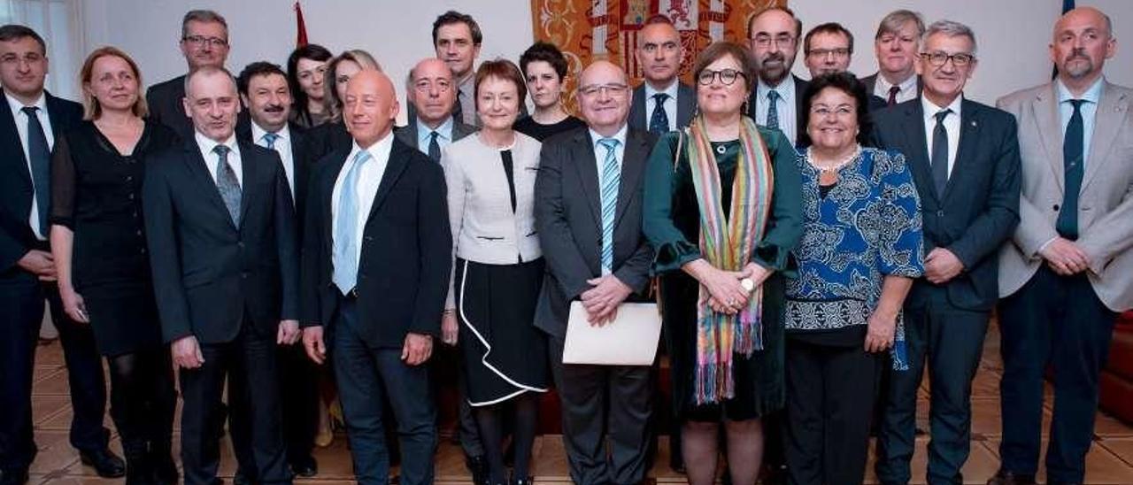 A la derecha, el vicerrector de Proyección Internacional, Francisco José Borge, junto al rector, Santiago García Granda, tras sellar la alianza ruso-española en la Embajada de España en Moscú, con representantes del resto de instituciones y del Ministerio de Ciencia (José Manuel Pingarrón y Ángeles Heras, en el centro).