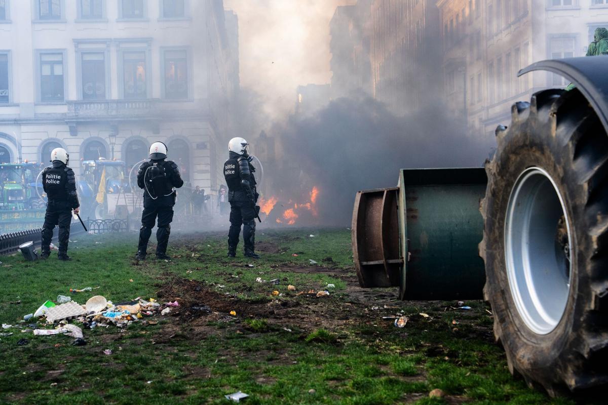 La policía interviene para dispersar a los manifestantes frente al Parlamento Europeo durante la protesta agraria contra el pacto de Mercosur y la reforma de la PAC. La movilización ha provocado fuertes tensiones entre los agricultores y los agentes. 18 de diciembre de 2025, Bruselas.