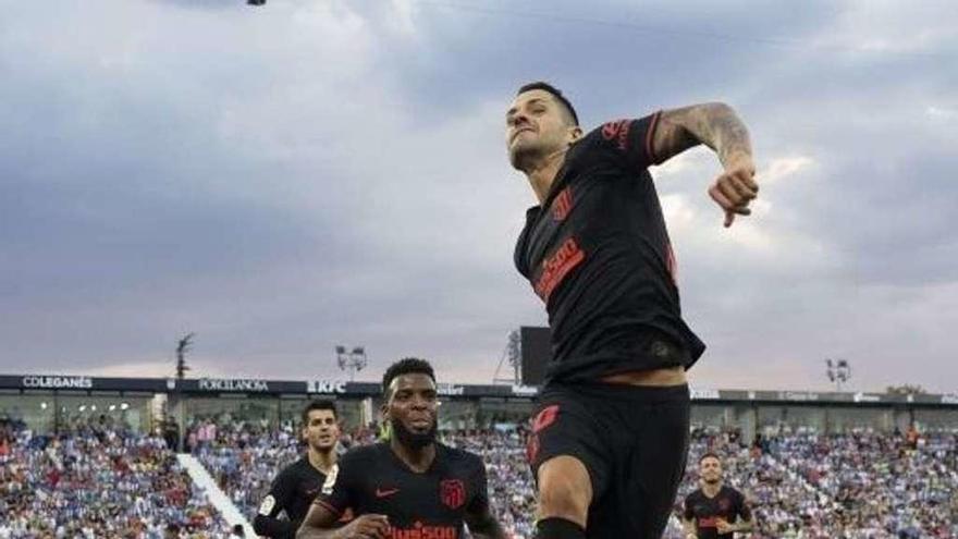 Vitolo celebra el gol de la victoria del Atlético en Leganés. // Efe