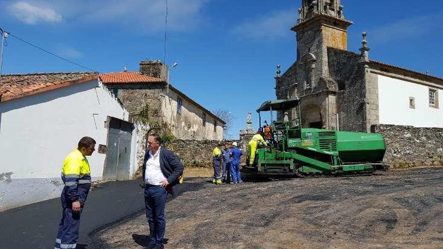 Obras de mejora en el vial de acceso a la iglesia de Carbia