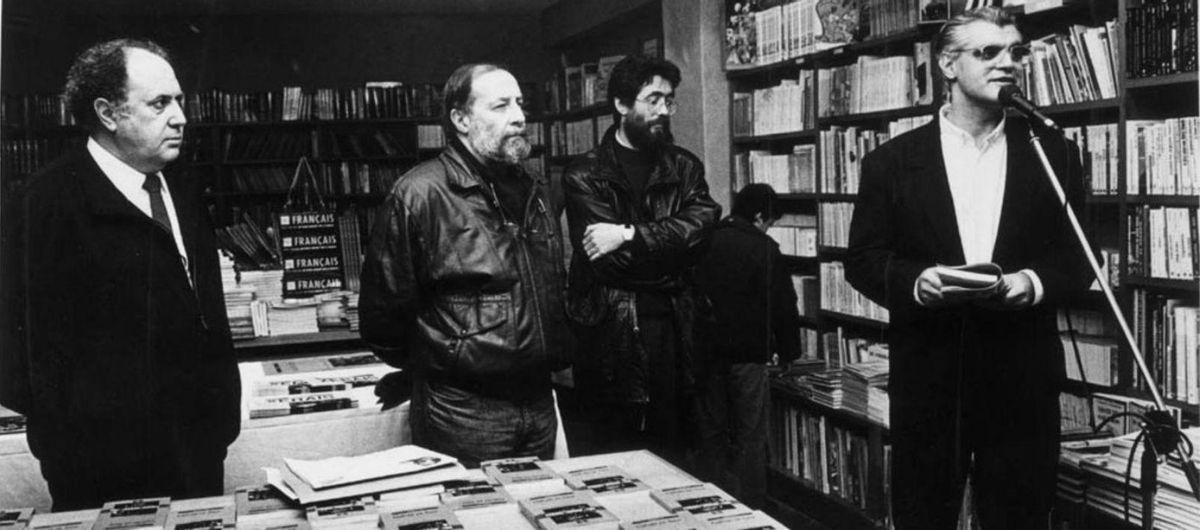 Méndez Ferrín (1e), Xohán Cabana (2d) e Freixanes (1d), nunha libraría en Vigo presentando “Galván en Saor”. | // FDV