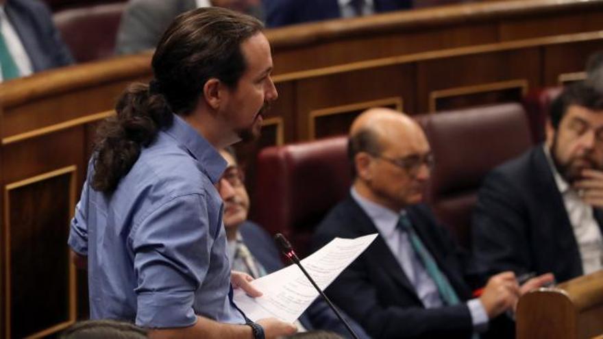Iglesias a Rajoy: "Usted cobró sobresueldos, esta vergüenza no la tapa ninguna bandera"
