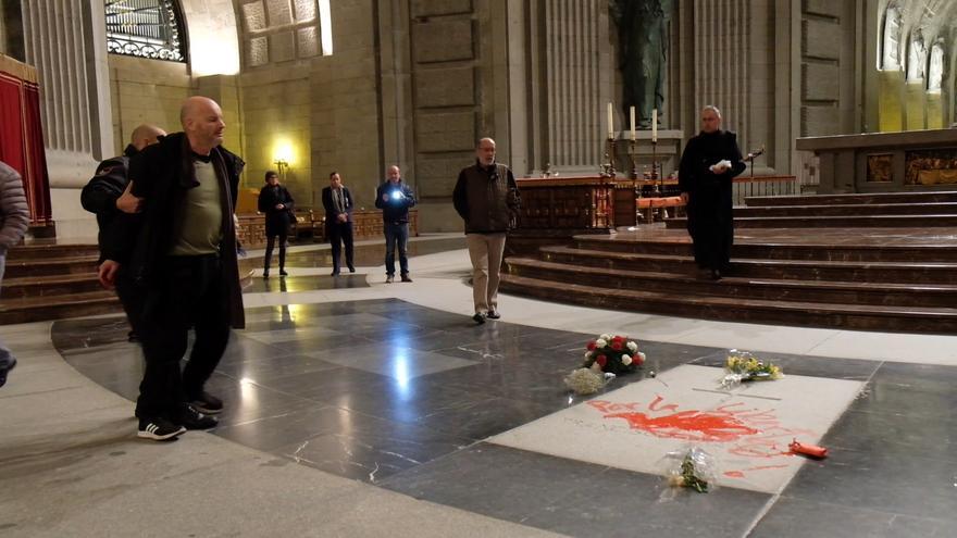 El coruñés Enrique Tenreiro, absuelto por la pintada en la tumba de Franco