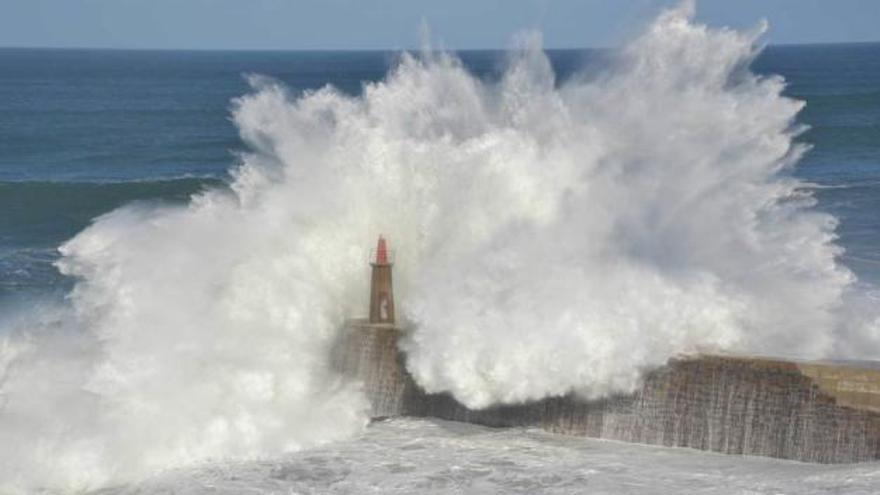 Fuerte oleaje ayer en la entrada al puerto de Viavélez, en El Franco.