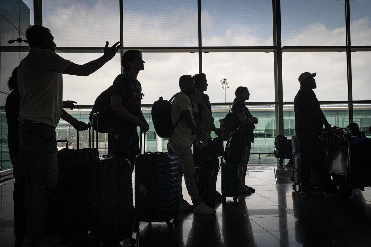Pasajeros en el aeropuerto de Barcelona-El Prat durante una jornada de huelga de personal Pasajeros en el aeropuerto de Barcelona-El Prat durante una jornada de huelga de personal