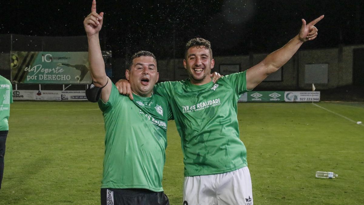 Carlos Capelo, derecha, celebrando el ascenso del Cacereño en mayo de 2021.