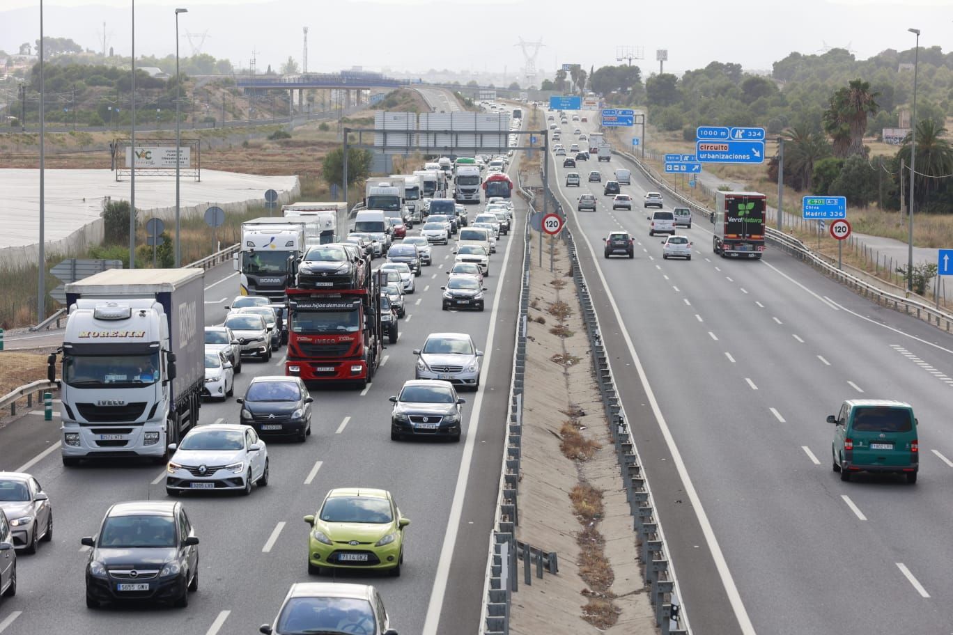 Retenciones en las vías de entrada a València por la primera operación salida del verano