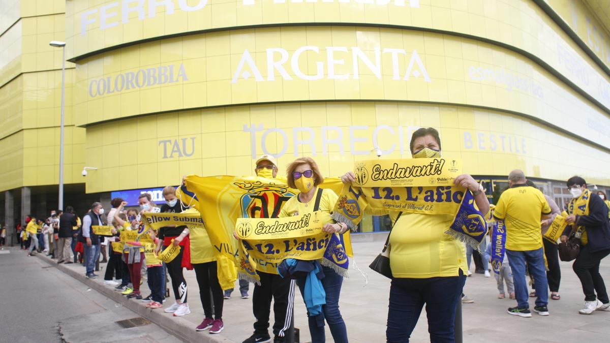 GALERÍA DE FOTOS | Así han recibido al equipo en los aledaños del estadio