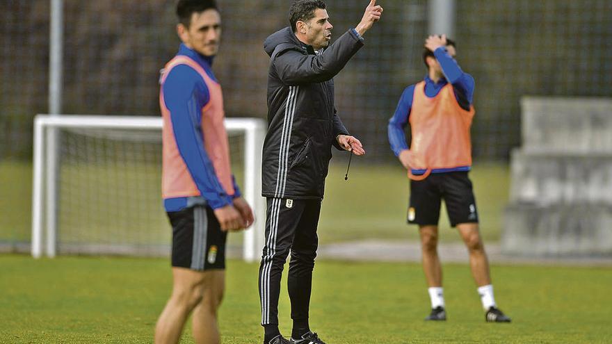 Hierro, entre Costas y Verdés, en el entrenamiento de ayer en El Requexón.