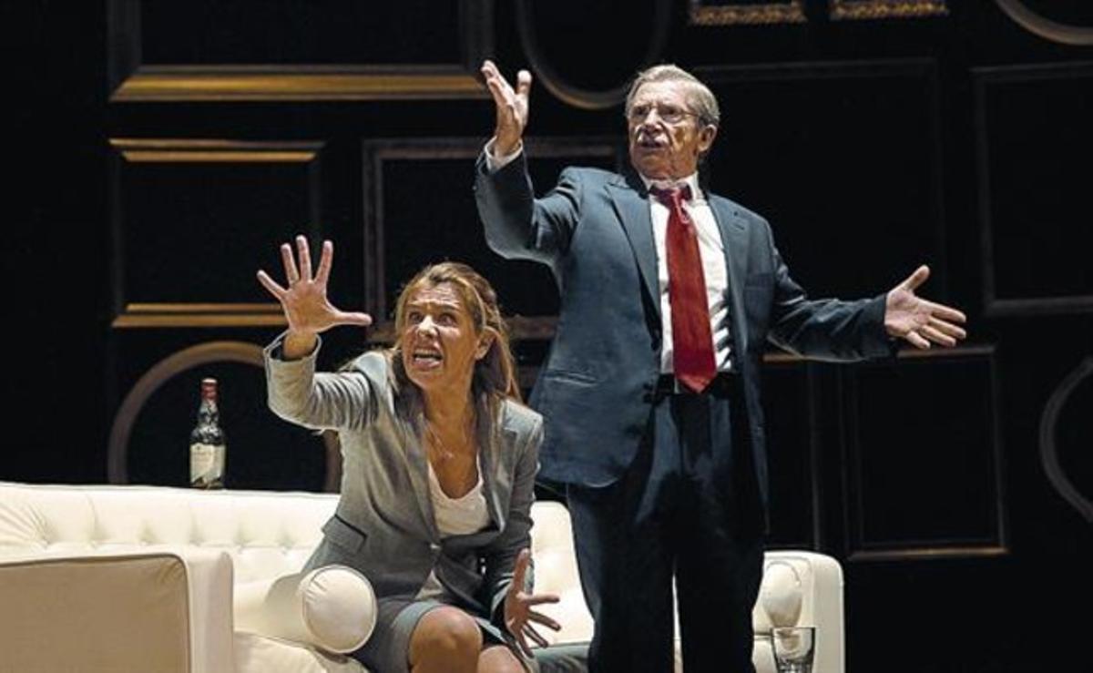 Victòria Pagès i Joan Pera, en un moment còmic de ’Sí, primer ministre’.