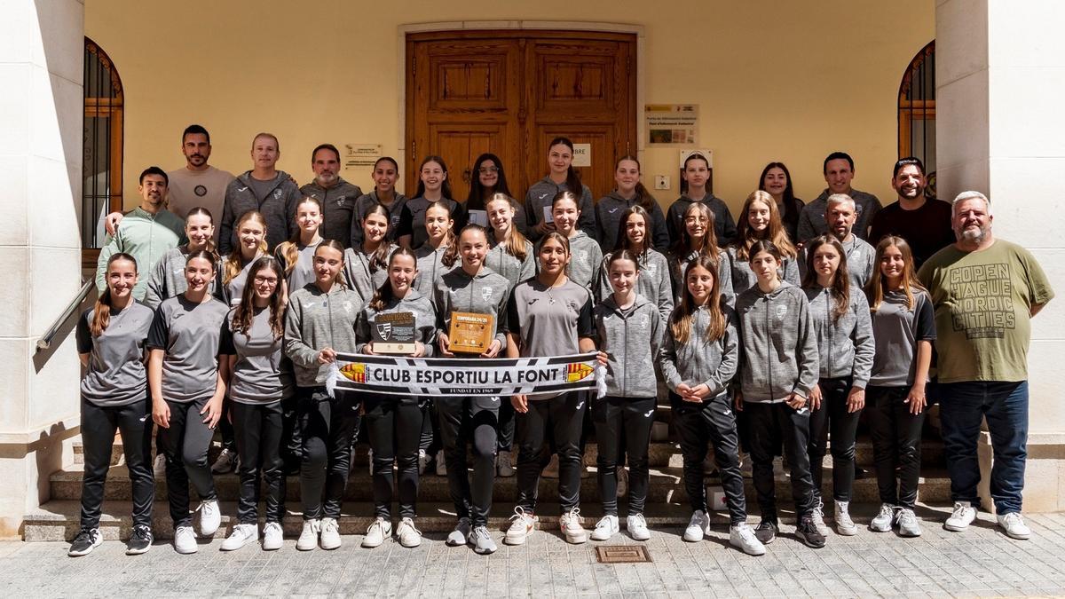Jugadoras, técnicos, directivos y autoridades, en la recepción en el ayuntamiento