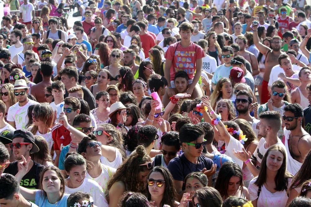 Más de 3.000 personas sufrieron los "cañonazos" de pintura líquida de todos los colores en la primera fiesta "Midnight Water Colour" de Galicia