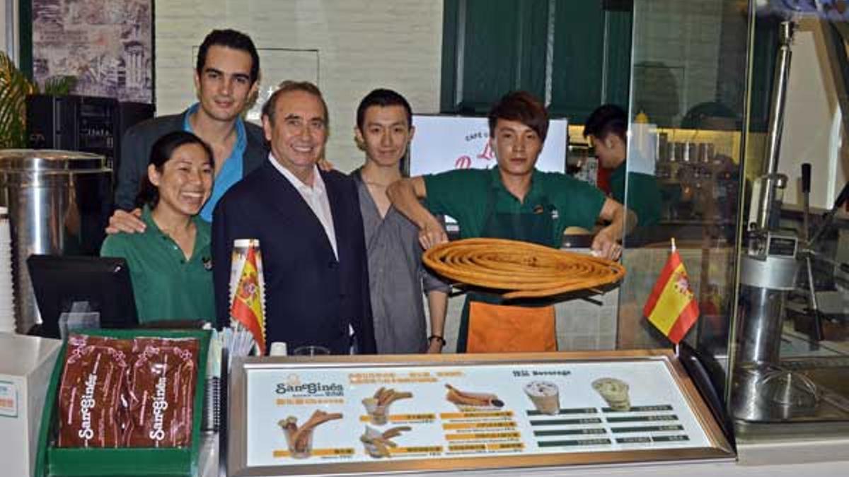 Pedro Trapote, propietario de la churrería San Ginés, en su nuevo local del centro Hongkou Plaza.