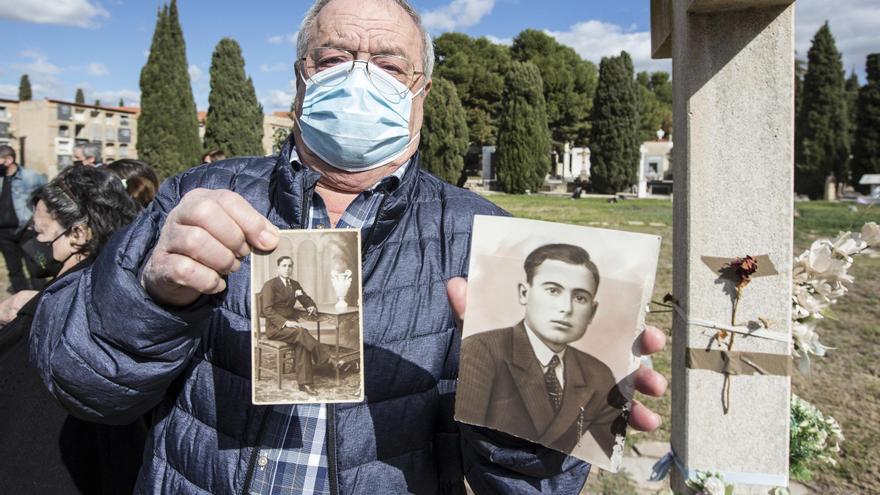 Primera exhumación de represaliados del franquismo en una fosa común del cementerio de Alicante