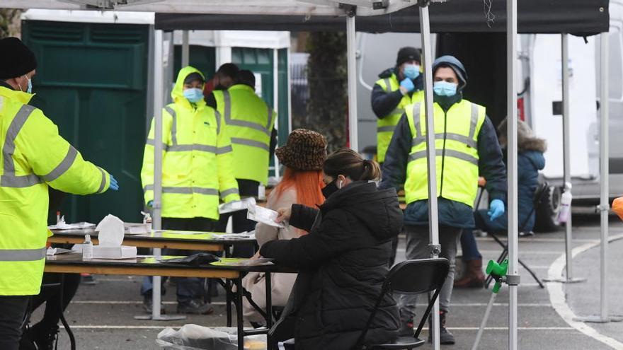 Sanitarios realizan test PCR en Londres.